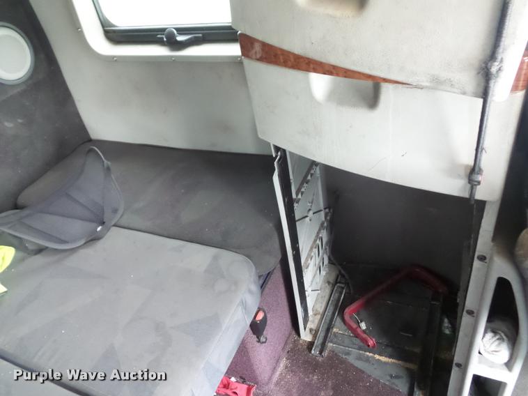 image for item DD9362 2007 Volvo VNL semi truck