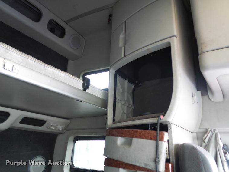 image for item DD9362 2007 Volvo VNL semi truck