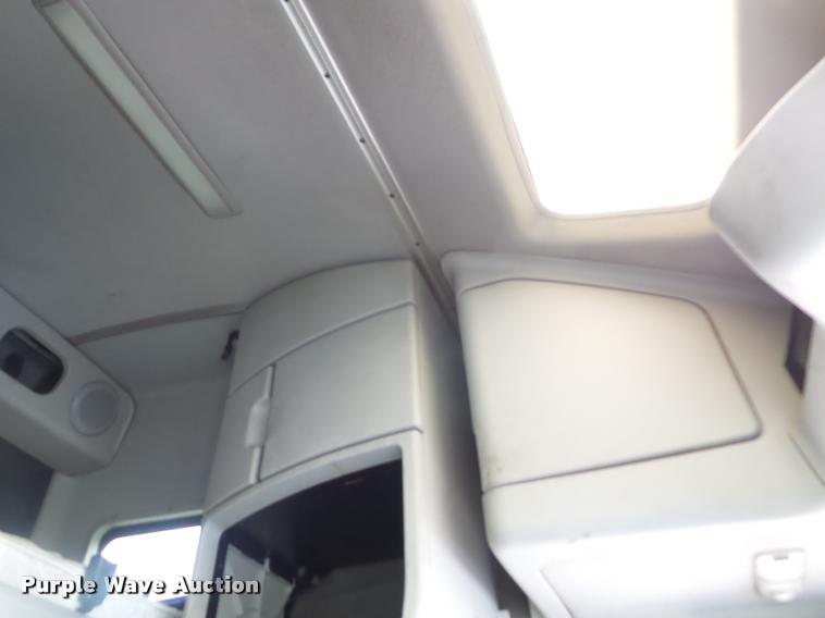 image for item DD9362 2007 Volvo VNL semi truck