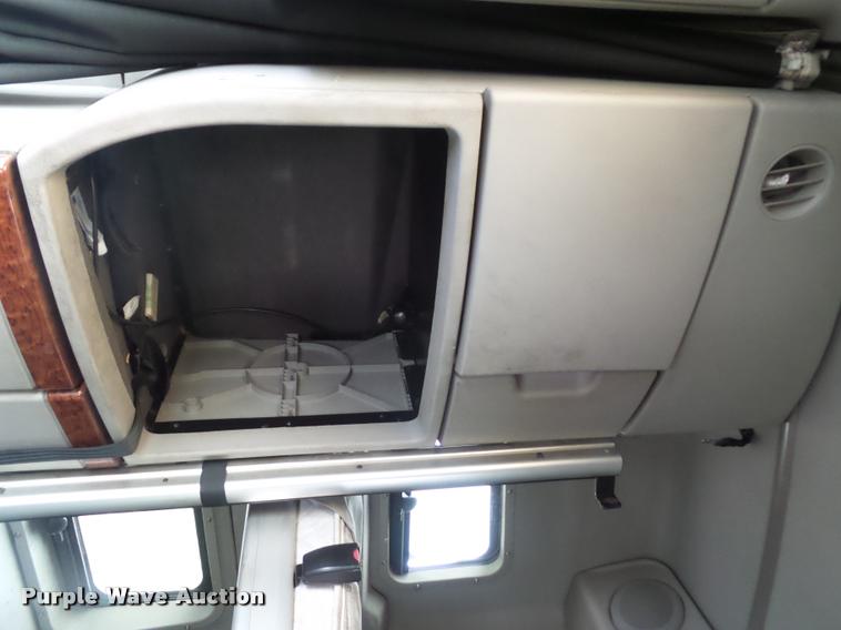 image for item DD9362 2007 Volvo VNL semi truck