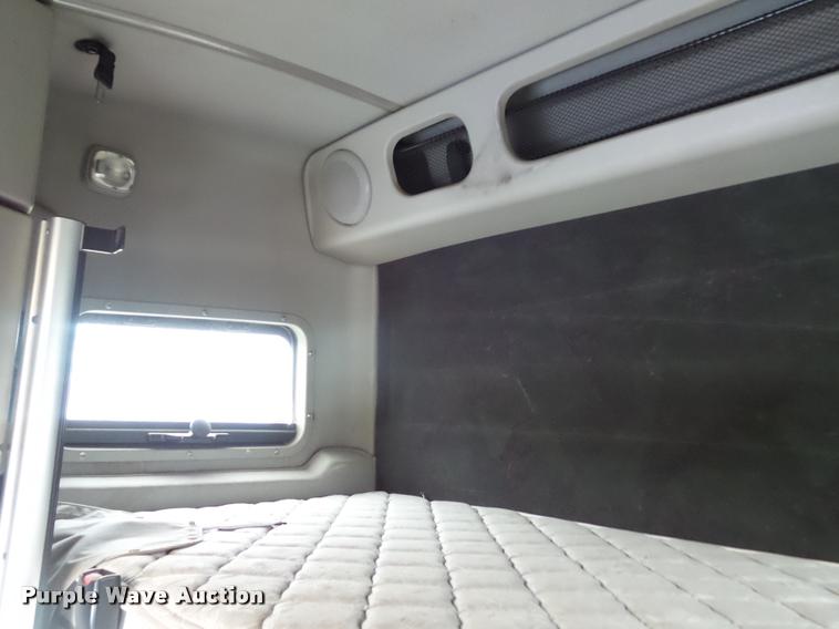 image for item DD9362 2007 Volvo VNL semi truck