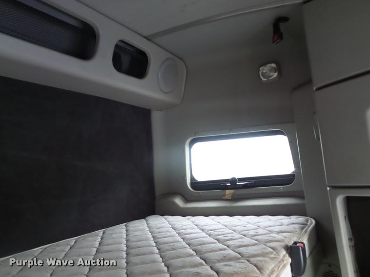 image for item DD9362 2007 Volvo VNL semi truck