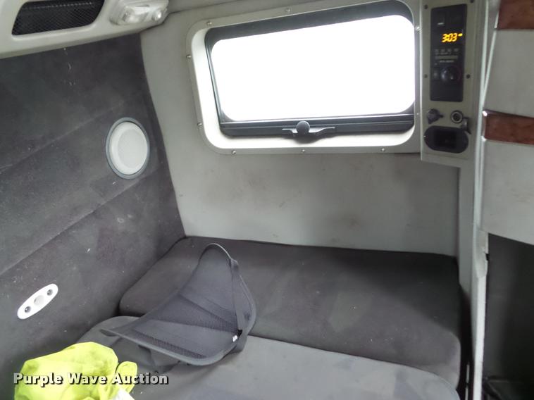 image for item DD9362 2007 Volvo VNL semi truck