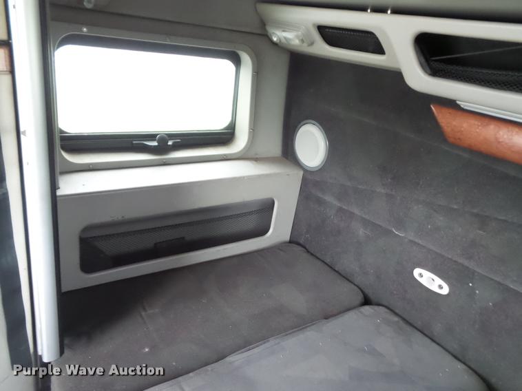 image for item DD9362 2007 Volvo VNL semi truck