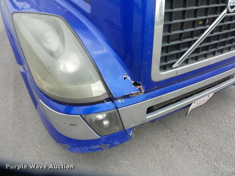 image for item DD9362 2007 Volvo VNL semi truck