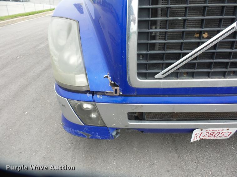 image for item DD9362 2007 Volvo VNL semi truck