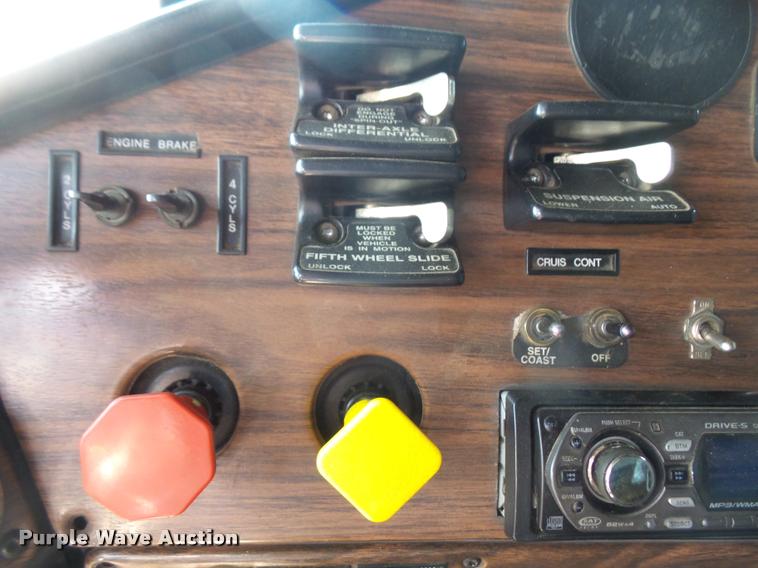 image for item F1997 1999 Freightliner FLD semi truck