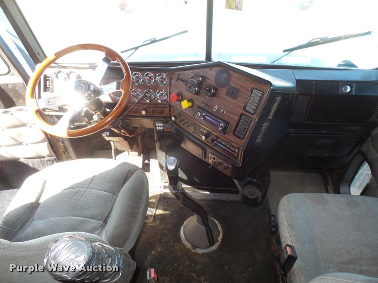 image for item F1997 1999 Freightliner FLD semi truck