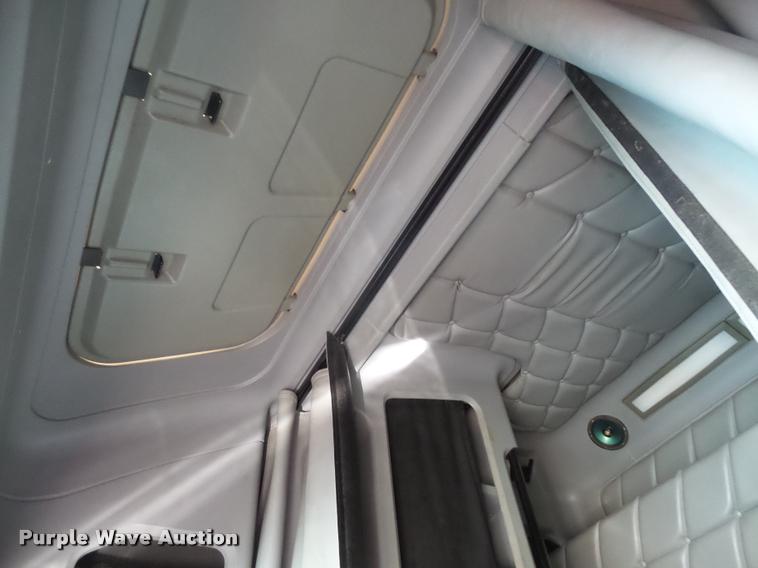 image for item F1997 1999 Freightliner FLD semi truck