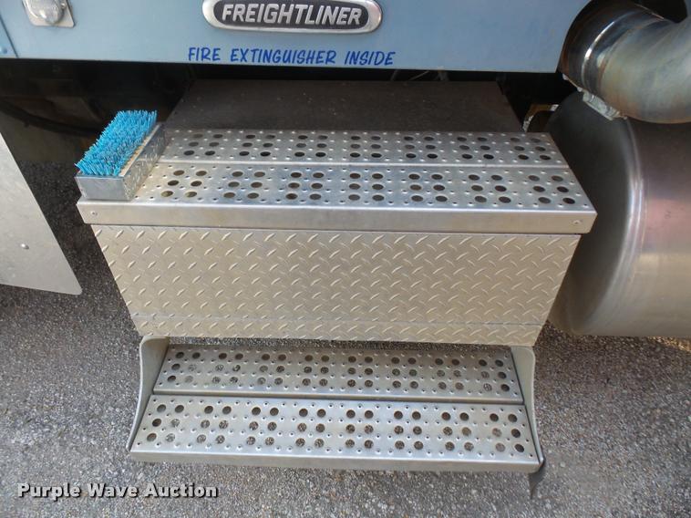 image for item F1997 1999 Freightliner FLD semi truck