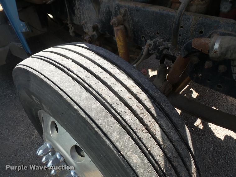 image for item F1997 1999 Freightliner FLD semi truck