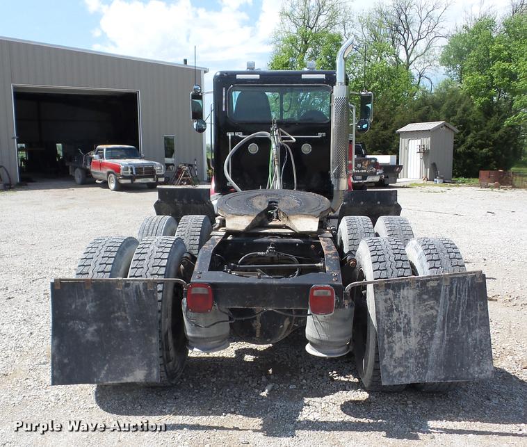 image for item J8641 1998 Peterbilt 379 semi truck