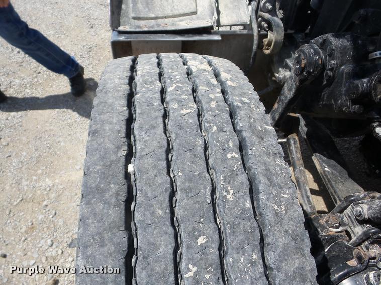 image for item J8641 1998 Peterbilt 379 semi truck