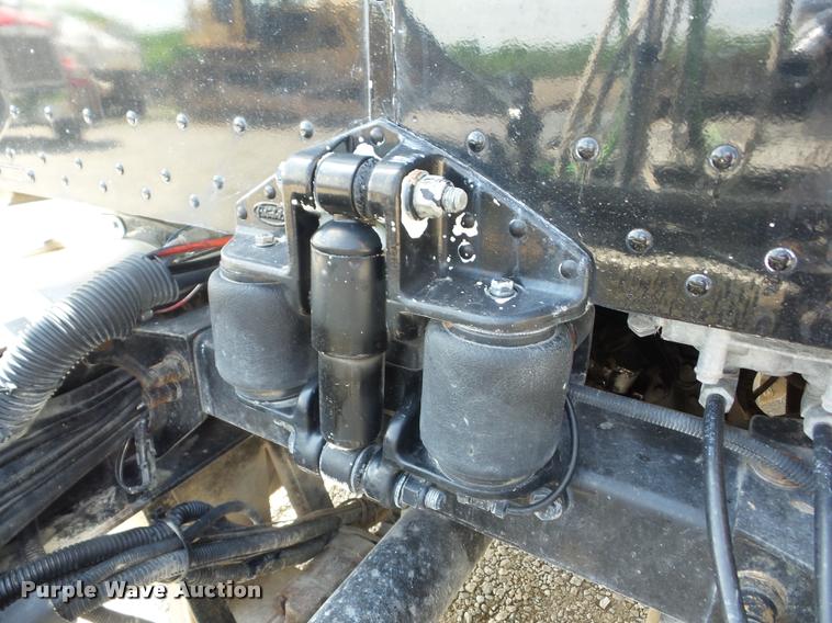 image for item J8641 1998 Peterbilt 379 semi truck