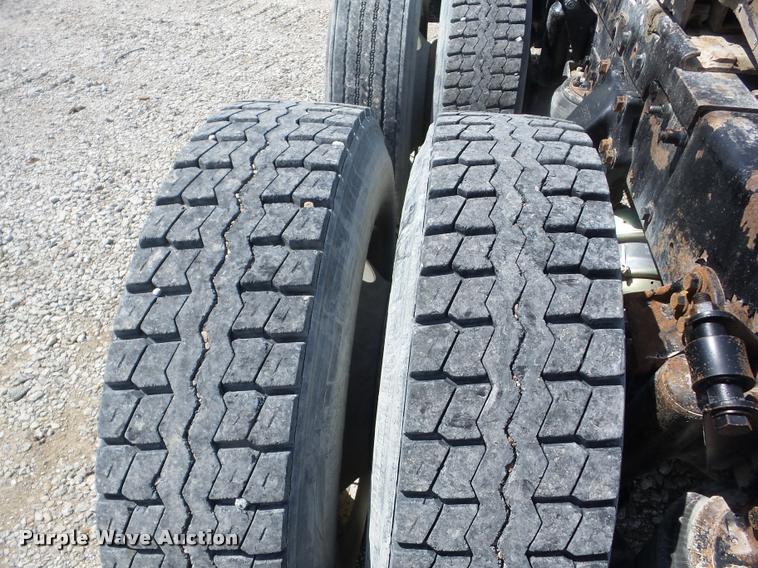 image for item J8641 1998 Peterbilt 379 semi truck