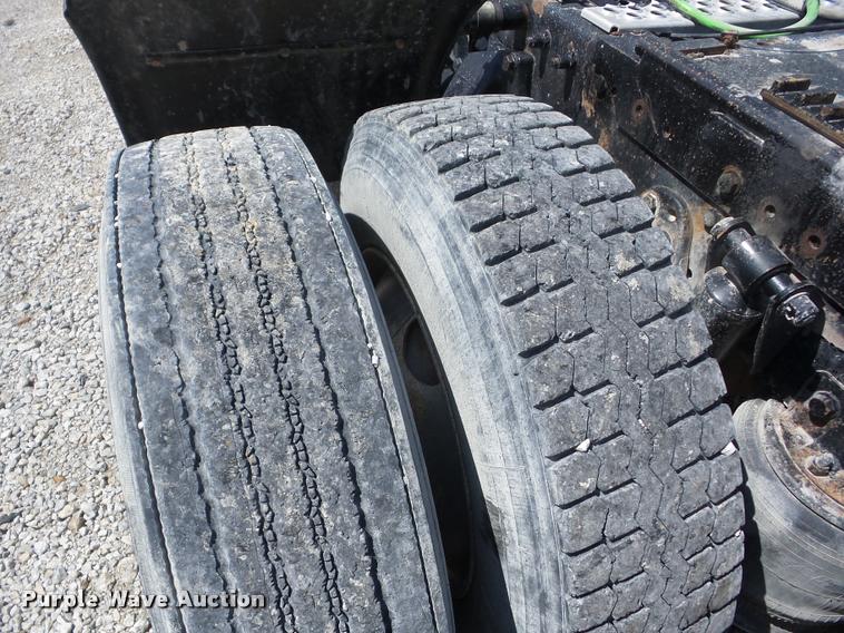 image for item J8641 1998 Peterbilt 379 semi truck