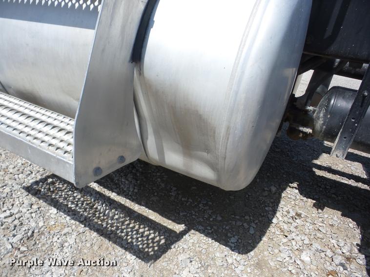 image for item J8641 1998 Peterbilt 379 semi truck