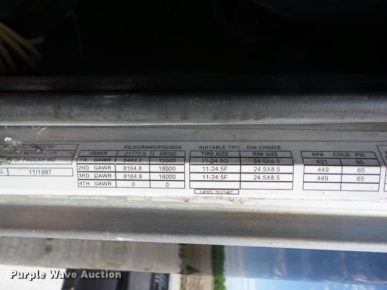 image for item J8641 1998 Peterbilt 379 semi truck