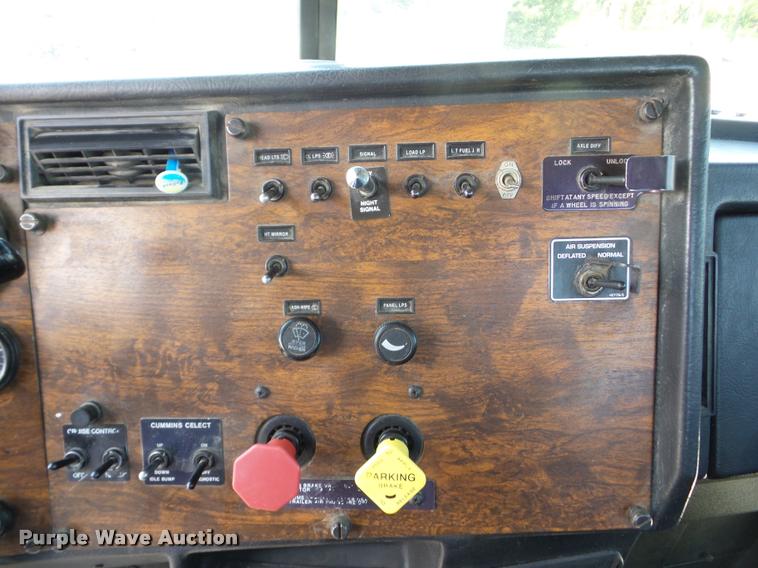 image for item J8641 1998 Peterbilt 379 semi truck