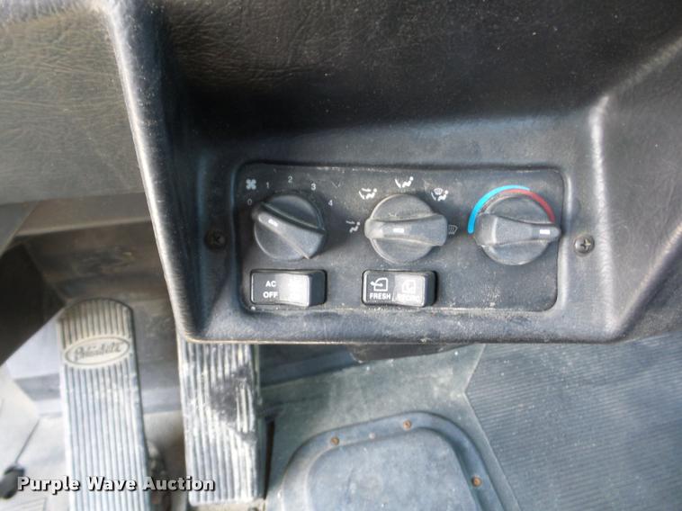 image for item J8641 1998 Peterbilt 379 semi truck