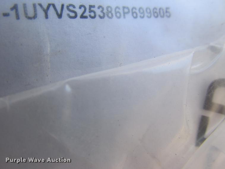 image for item K6149 2006 Utility dry van trailer