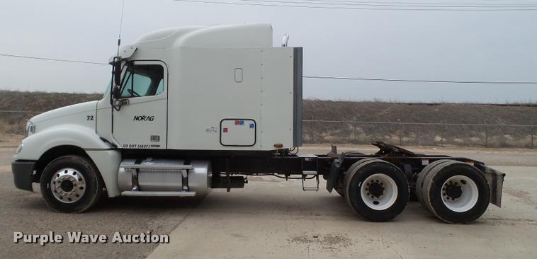 image for item L1540 2005 Freightliner Columbia semi truck