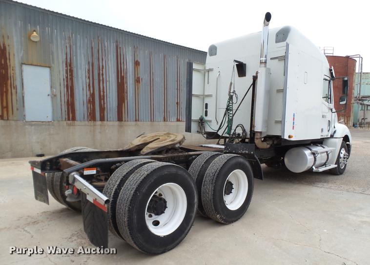 image for item L1540 2005 Freightliner Columbia semi truck