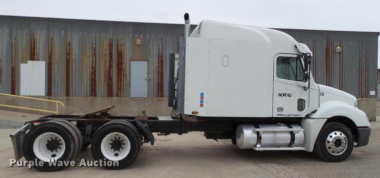 image for item L1540 2005 Freightliner Columbia semi truck