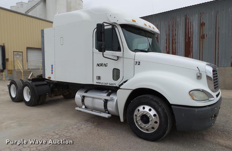 image for item L1540 2005 Freightliner Columbia semi truck