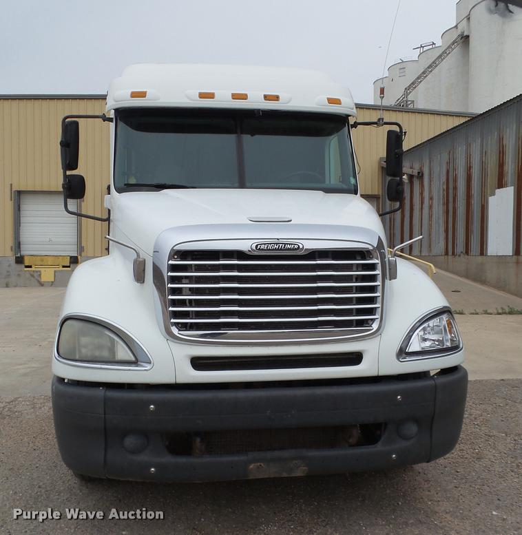 image for item L1540 2005 Freightliner Columbia semi truck
