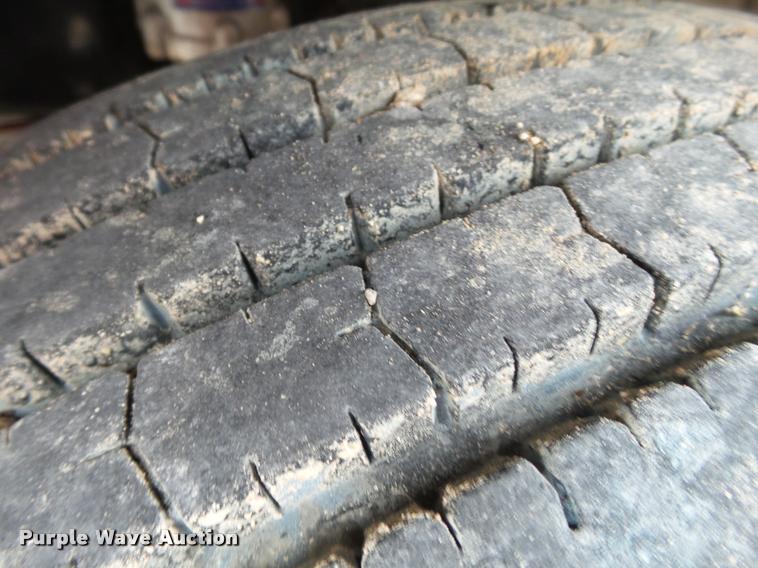 image for item L1540 2005 Freightliner Columbia semi truck