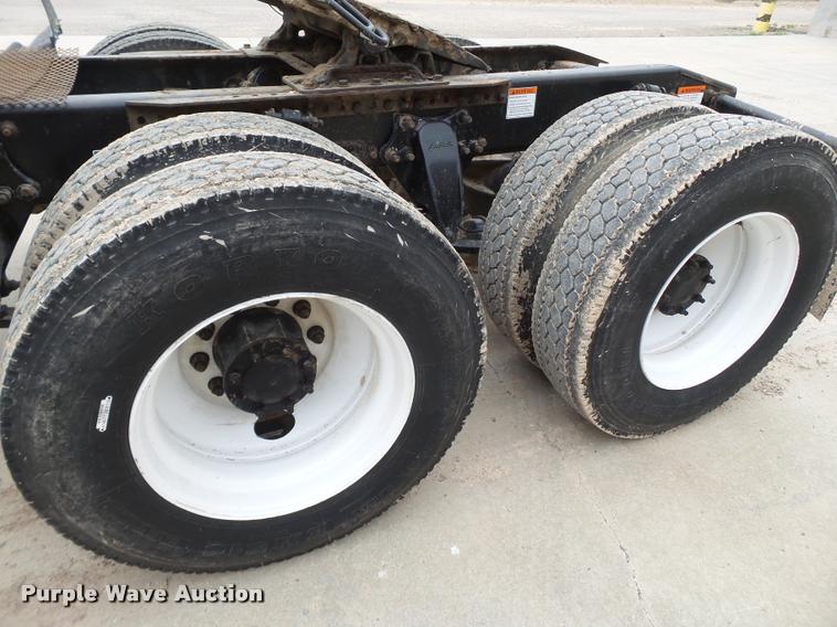 image for item L1540 2005 Freightliner Columbia semi truck