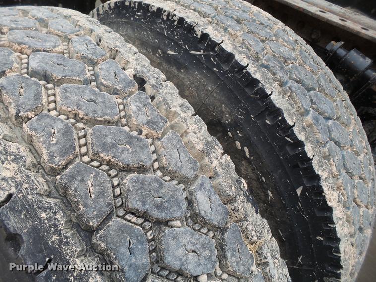 image for item L1540 2005 Freightliner Columbia semi truck