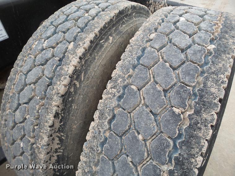 image for item L1540 2005 Freightliner Columbia semi truck