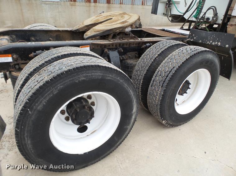 image for item L1540 2005 Freightliner Columbia semi truck