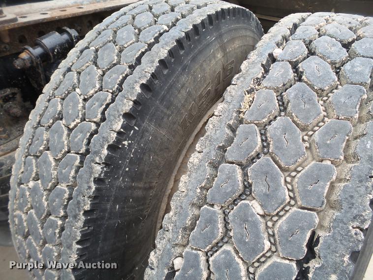 image for item L1540 2005 Freightliner Columbia semi truck