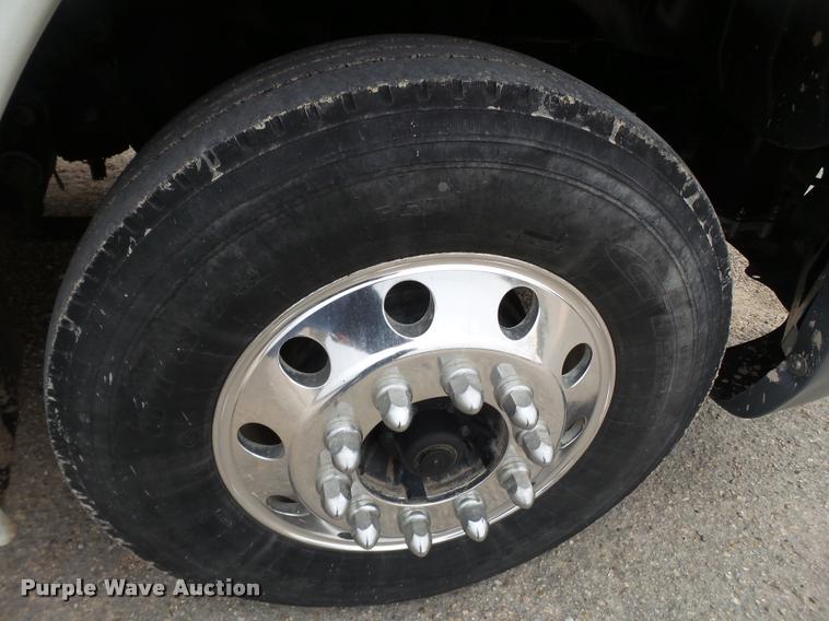 image for item L1540 2005 Freightliner Columbia semi truck