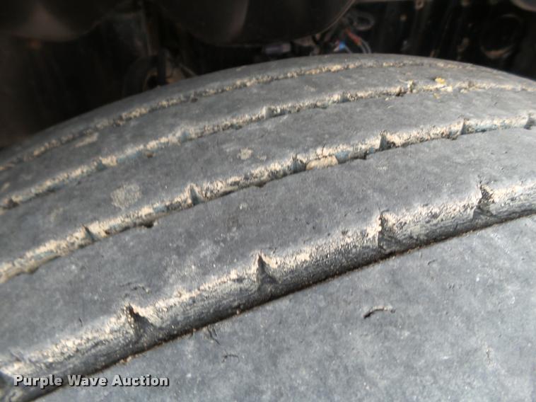 image for item L1540 2005 Freightliner Columbia semi truck