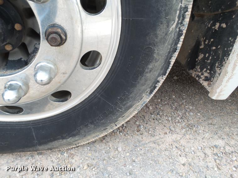 image for item L1540 2005 Freightliner Columbia semi truck