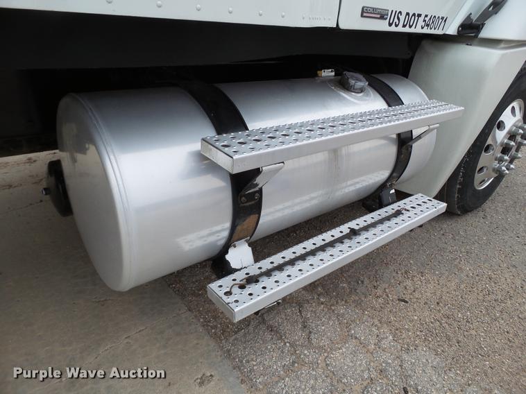 image for item L1540 2005 Freightliner Columbia semi truck