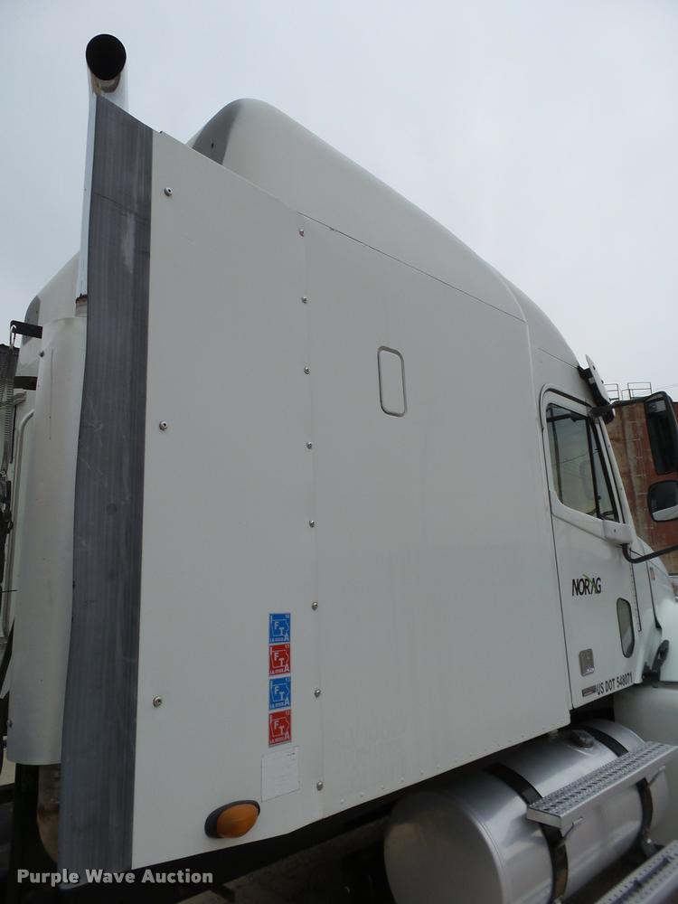 image for item L1540 2005 Freightliner Columbia semi truck