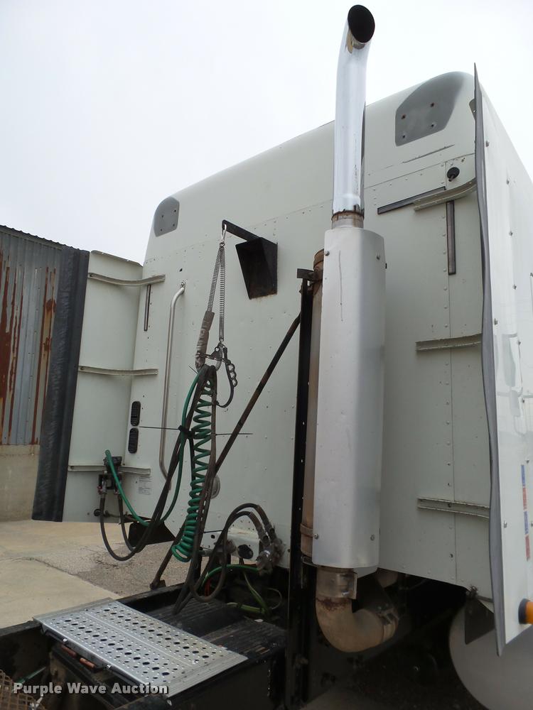 image for item L1540 2005 Freightliner Columbia semi truck