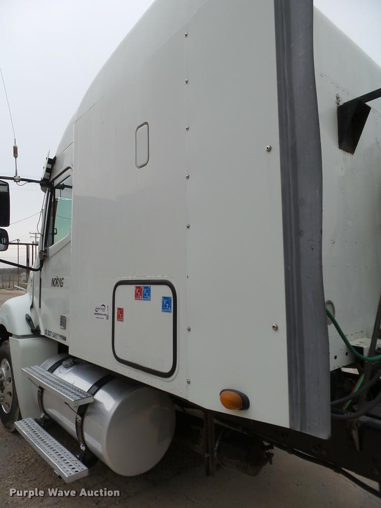 image for item L1540 2005 Freightliner Columbia semi truck