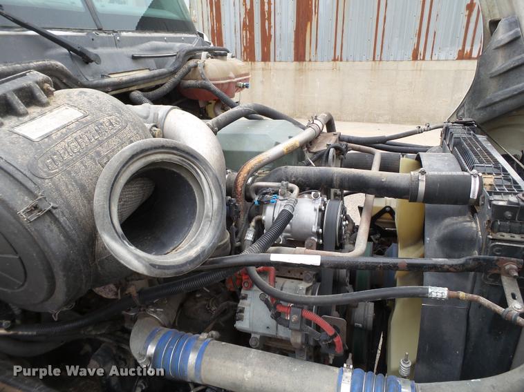 image for item L1540 2005 Freightliner Columbia semi truck