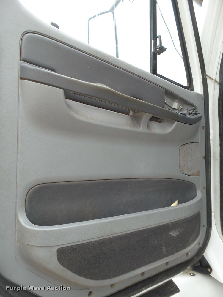 image for item L1540 2005 Freightliner Columbia semi truck