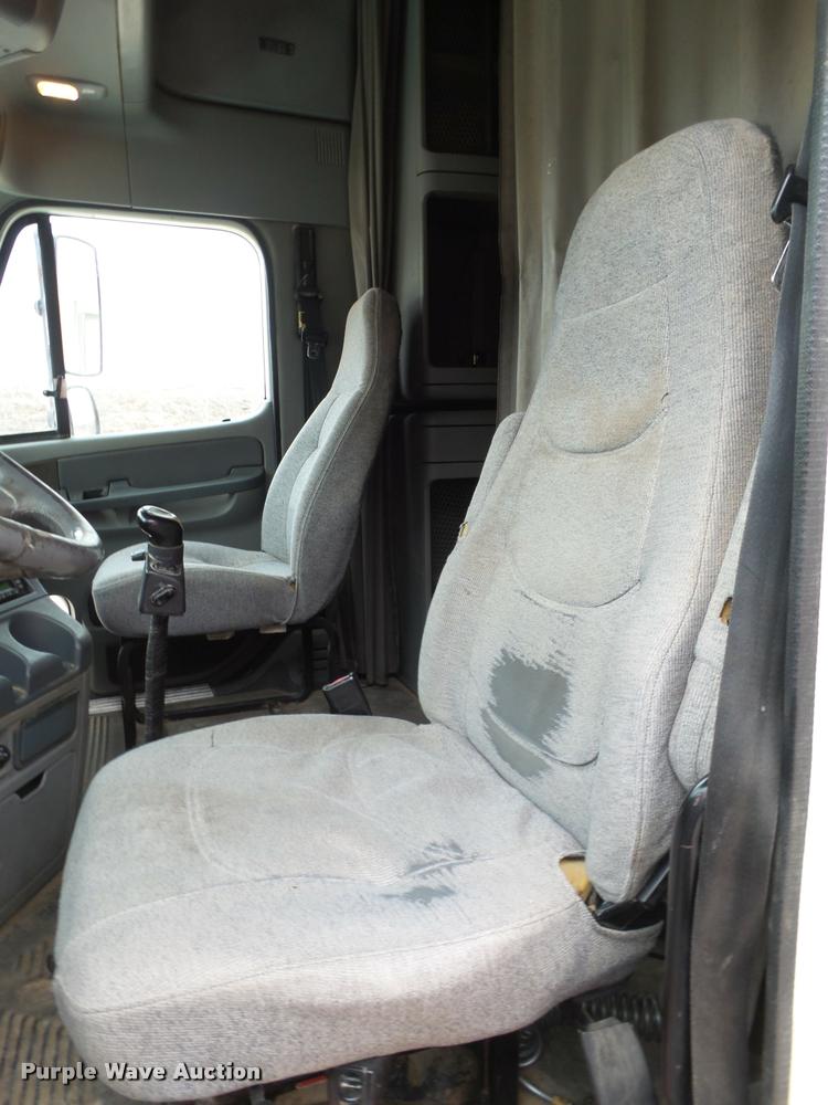 image for item L1540 2005 Freightliner Columbia semi truck