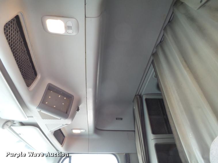 image for item L1540 2005 Freightliner Columbia semi truck