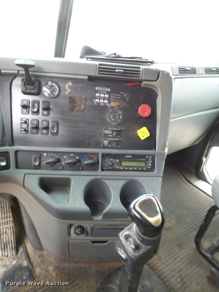 image for item L1540 2005 Freightliner Columbia semi truck