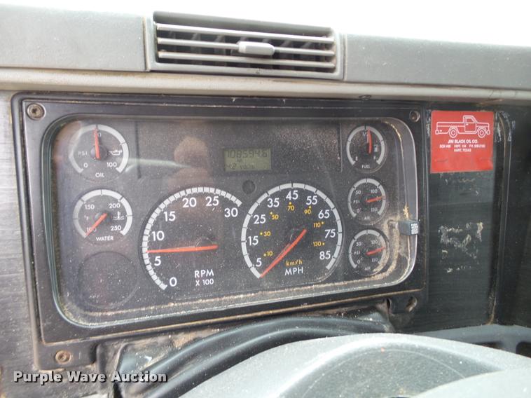 image for item L1540 2005 Freightliner Columbia semi truck