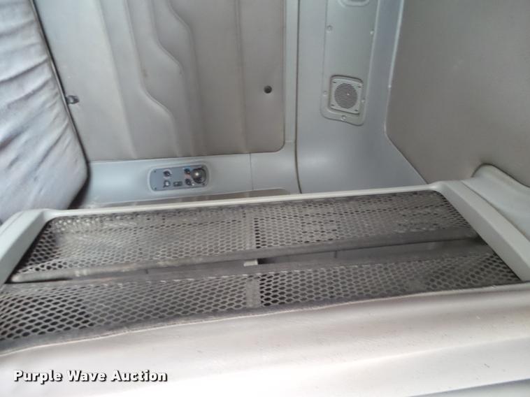 image for item L1540 2005 Freightliner Columbia semi truck